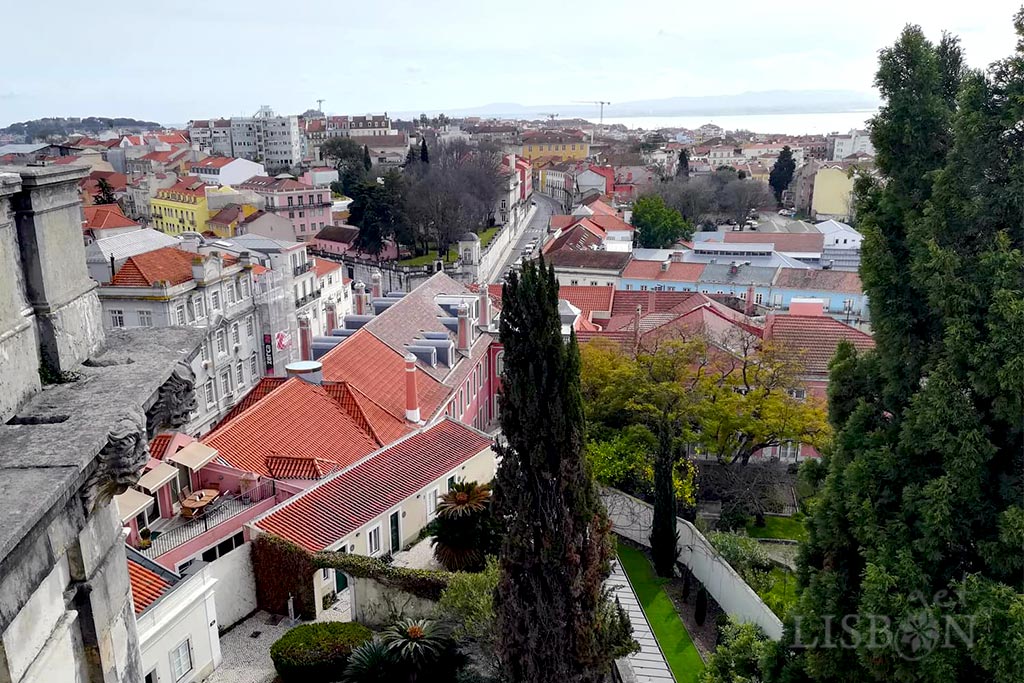 The Águas Livres Aqueduct (Aqueduct of the Free Waters) ordered built by King João V, is one of the most monumental buildings in the city of Lisbon and was too classified in 1910 as a national monument.