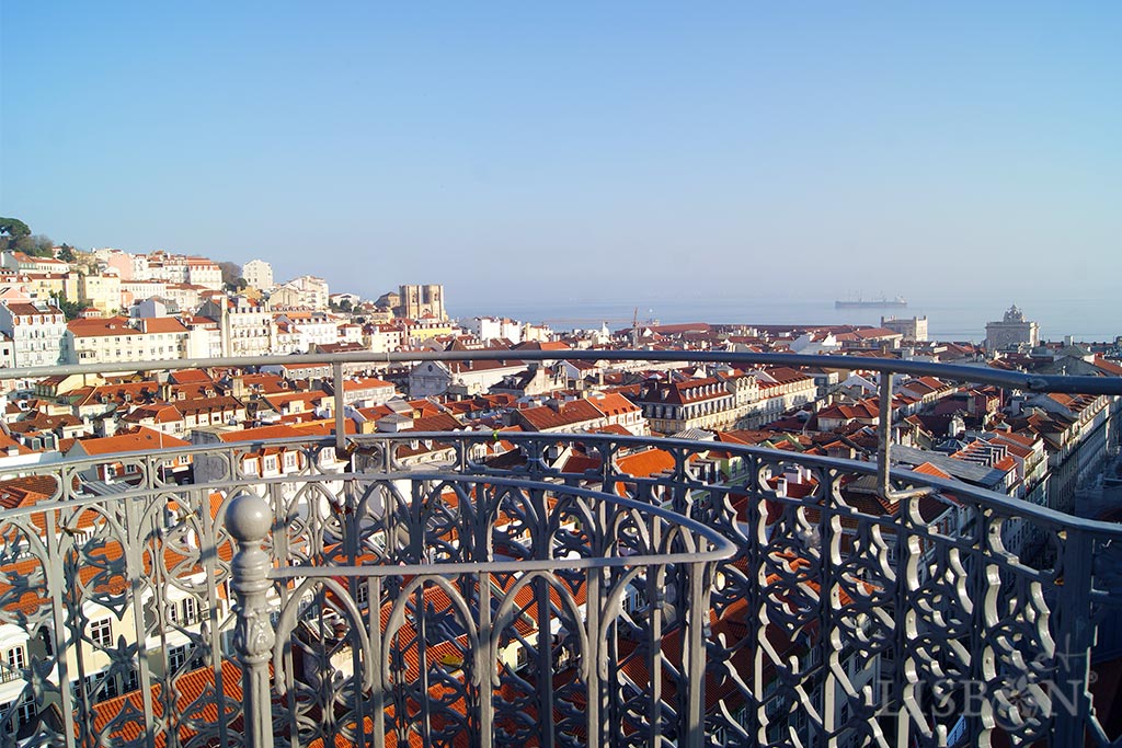 The Santa Justa Lift, built between 1900 and 1902, started by being one of the lifts and funiculars of Lisbon that helped the population go up the steep slopes of the city.