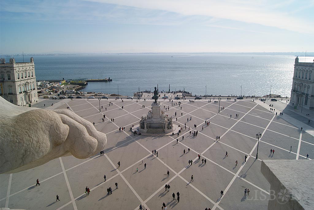 River view from the south side of the Triumphal Arch of Praça do Comércio