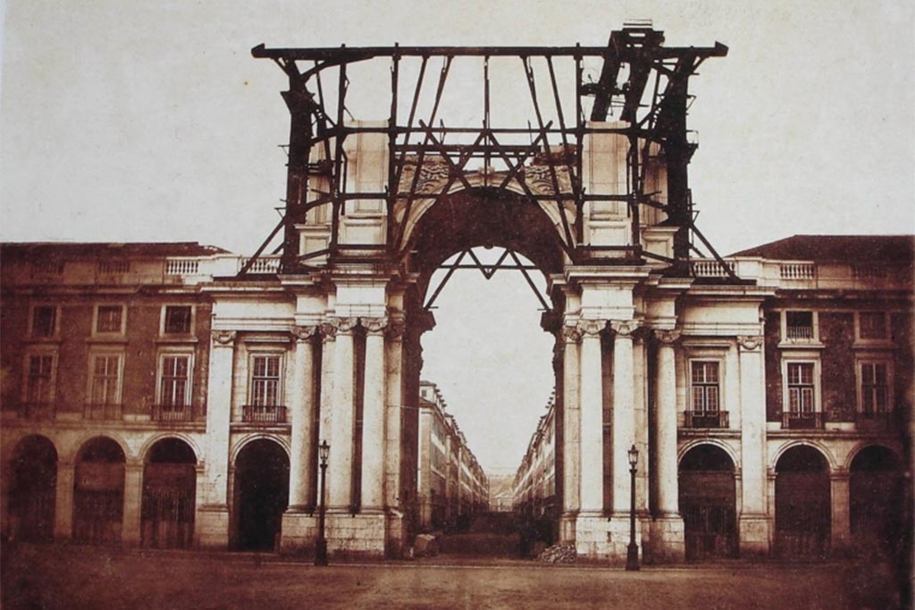  In 1815 the support columns were built and only in 1873 was finally inaugurated the monument projected by Veríssimo José da Costa.