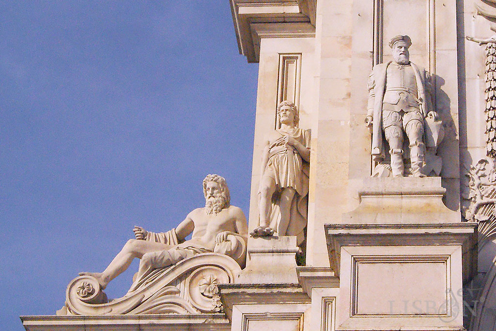 On the west side the colossal allegory of the river Tagus and statues that represent important figures of the History of Portugal, Viriathus and Vasco da Gama