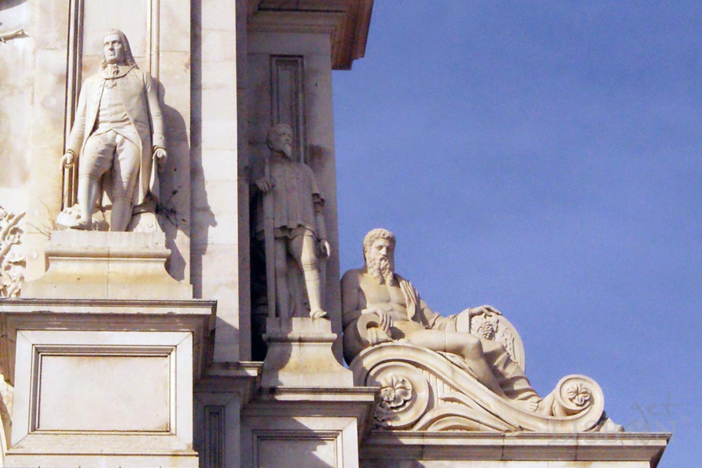 On the east side the colossal allegory of the river Douro and statues that represent important figures of the History of Portugal, Marquis of Pombal and Nuno Álvares Pereira