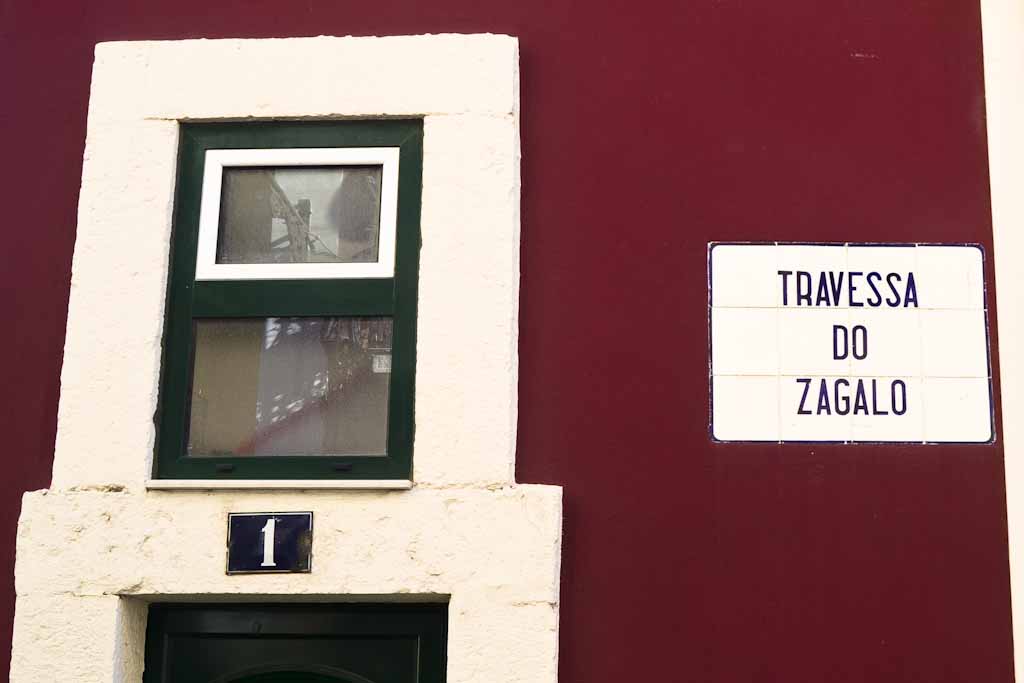 As placas de azulejos brancos, com filete e letras azuis, foram largamente aplicadas a partir dos anos 30, em várias áreas, como: Campo de Ourique, Bairro Alto e Bica.