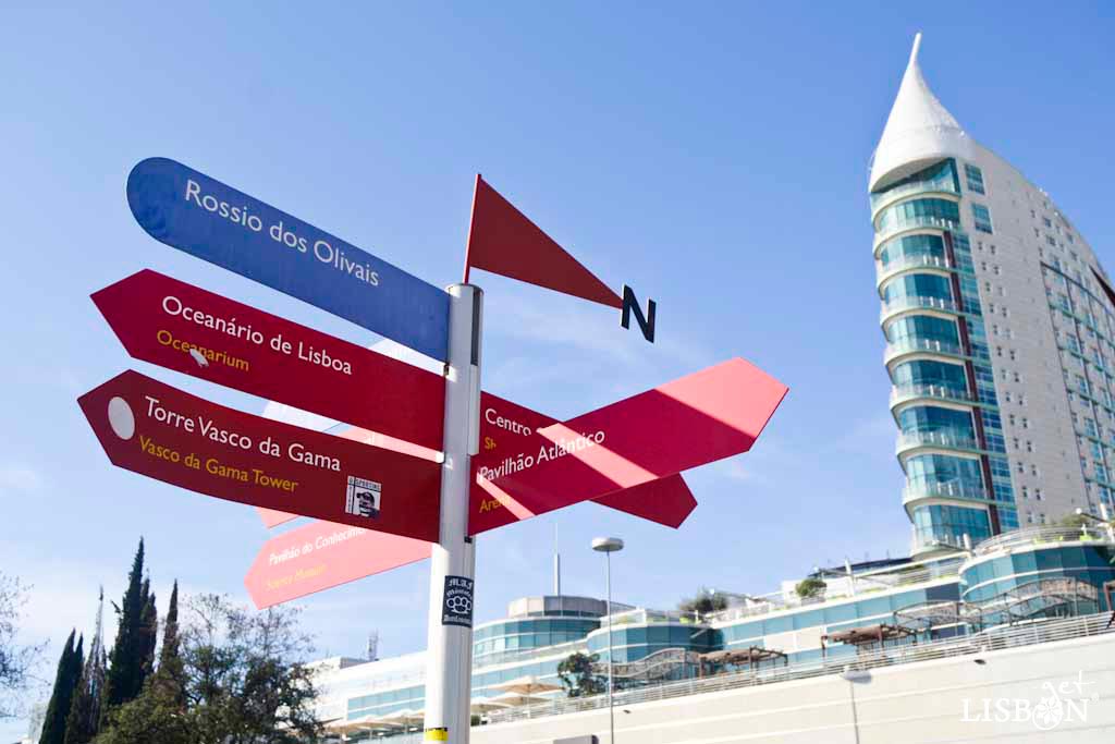 The Parque das Nações toponymic plaques has its own design, which matches the development of urbanism and architecture. The plaques are blue and placed on an aluminum pole in conjunction with indication signs.