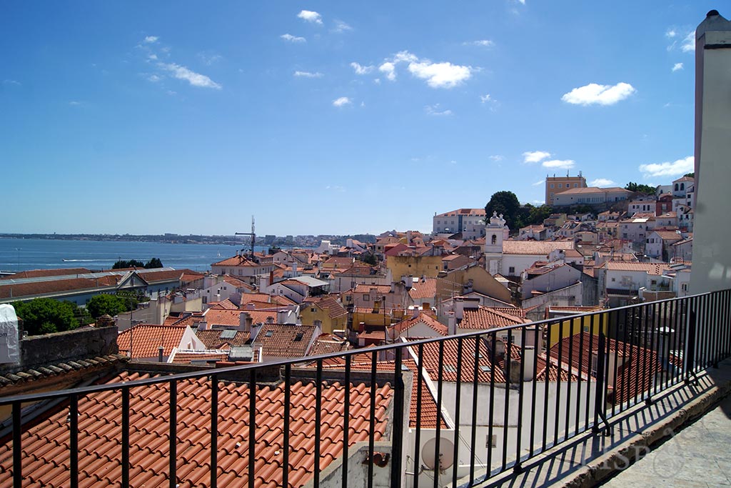 Miradouro de Santo Estevão que fica apenas a pouco mais de 1Km de distância dos Miradouros de Santa Luzia e das Portas do Sol