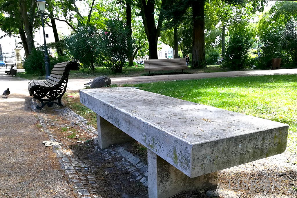 The oldest bench is located in Estrela Garden and has inscripted the date May 13, 1995, which coincides with the 2nd year anniversary of the death of Anrique Paço d’Arcos.