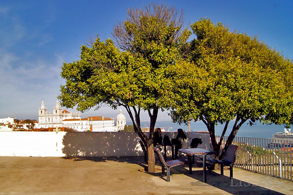 Miradouro do Recolhimento, um espaço aprazível que convida a permanecer com um terraço que lhe oferece diferentes perspectivas de monumentos emblemáticos como o Mosteiro de São Vicente de Fora e a Igreja de Santa Engrácia.