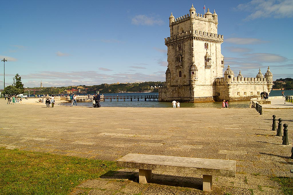 Os nove bancos, localizados junto à Torre de Belém, datam de 31 de Dezembro de 1999