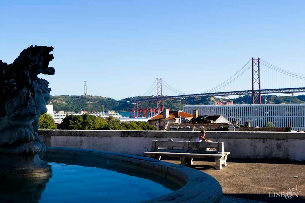 O Miradouro do Largo das Necessidades fica no Jardim Olavo Bilac, frente ao Palácio das Necessidades e à Tapada com o mesmo nome.