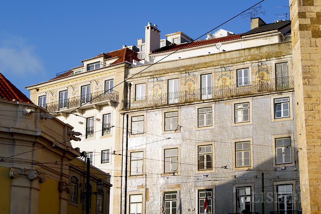 A façade covered in tiles near Sé of Lisbon