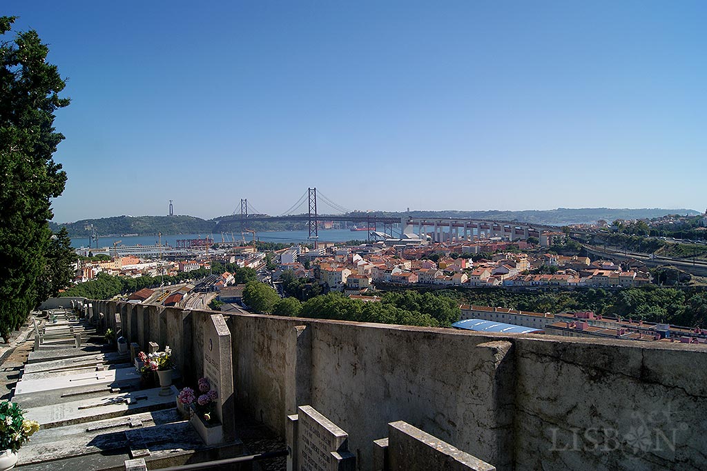 Cemitério histórico dos Prazeres, um museu ao ar livre de onde pode alcançar uma privilegiada vista da zona ocidental da cidade