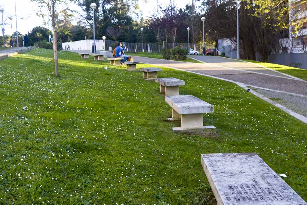 Near Quintas das Conchas e dos Lilases Park, more precisely in Rua Arnaldo Ferreira, eight garden benches with poetry were placed. Under the theme of “Amar o Mar” (directly translated to “to love the sea”) we can find poetry from eight different lusophone writers: Fernando Pessoa, representing Portugal; Corsino Fortes from Cape Verde; Xnana Gusmão from Timor; Arlindo Barbeitos from Angola; Pascoal D’Artagnan Aurigemma from Guinea-Bissau; Francisco José Tenreiro from São Tomé and Príncipe; Mia Couto from Mozambique and Manuel Bandeira from Brazil.