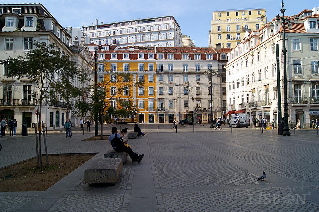 No Largo do Corpo Santo, entre o Cais do Sodré e a Ribeira das Naus, existem mais 5 bancos com poesia.