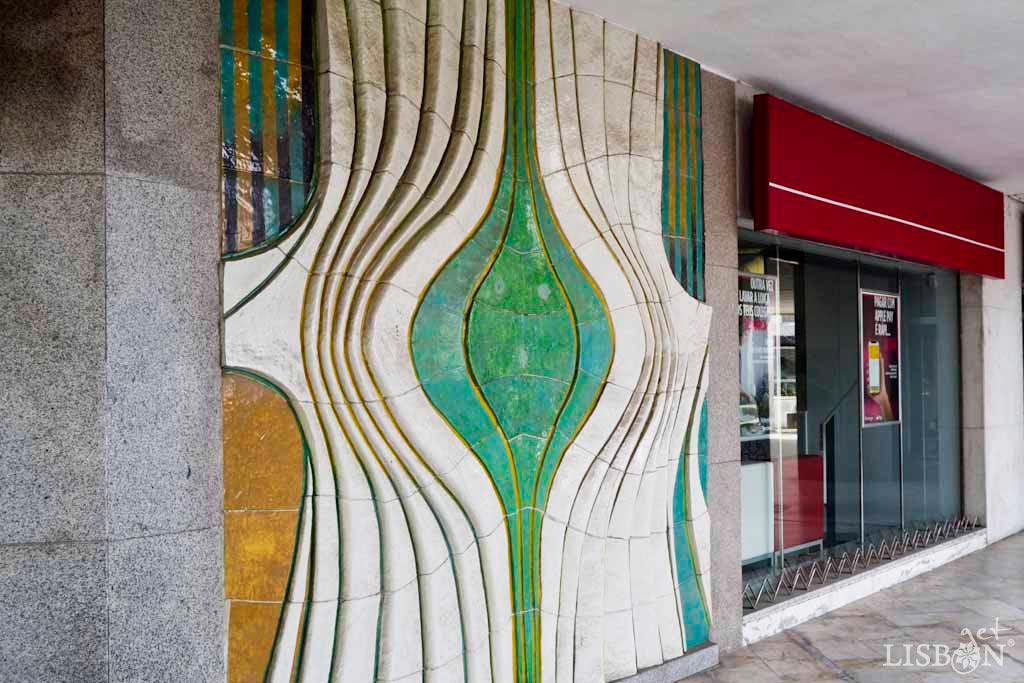 Ceramic panel in Alvalade Square. The wavy graphism that we observe is created not only by the lines and colours, but also by the ceramic slabs themselves. These were cut to form curves and counter-curves and are perpendicular to the composition that appears to be an organic element in movement.