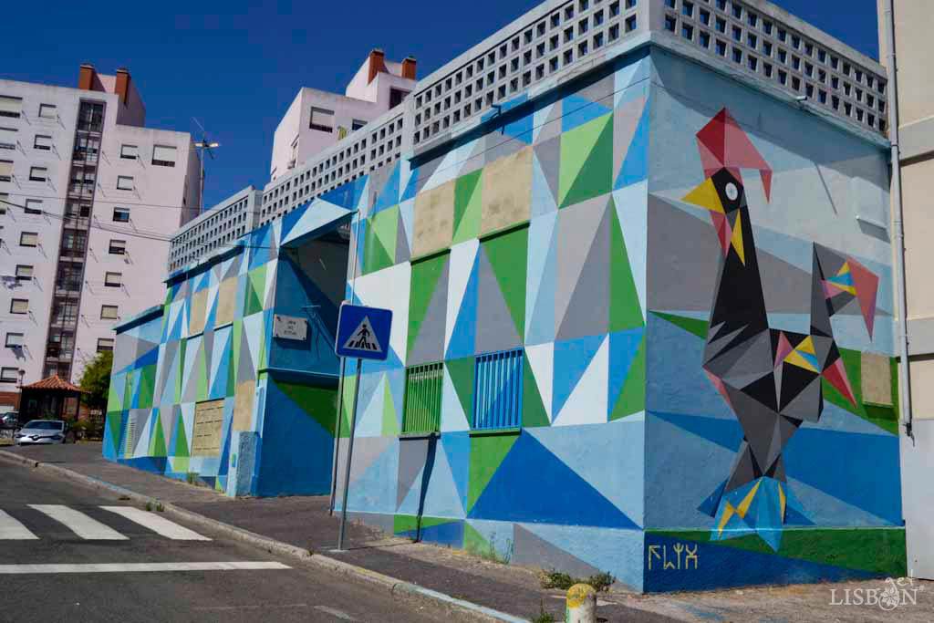 Obra do artista venezuelano FLIX, no Bairro Quinta das Salgadas