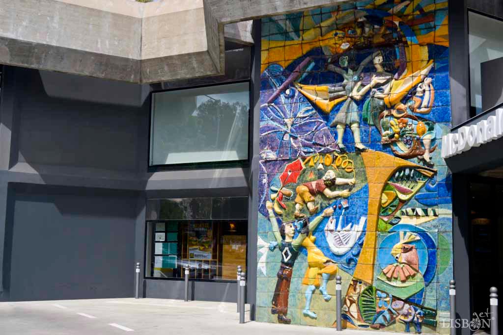 Public Art of Campo Grande Garden: Relief Ceramic Panel of Caleidoscópio Building in Campo Grande Garden by Maria Emília Silva Araújo. The entire panel presents great dynamism: figures in movement; a vibrant chromatic contrast of warm and cool colours; reliefs that originate fragments of colour and shape, a visual effect comparable to the one of a kaleidoscope.