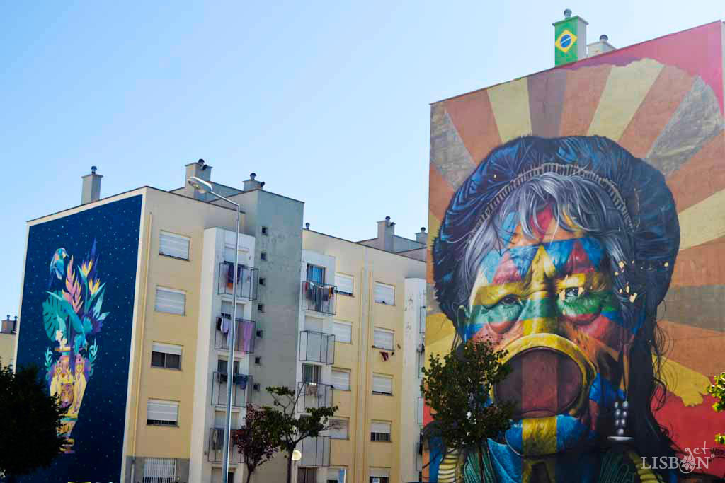 De esquerda para a direita: “Oferenda” da artista portuguesa Kruella D’Enfer; “Raoni Metuktire, líder indígena brasileiro da etnia Caiapó, retratado pelo graffiter brasileiro Kobra. Bairro Quinta do Marquês de Abrantes.