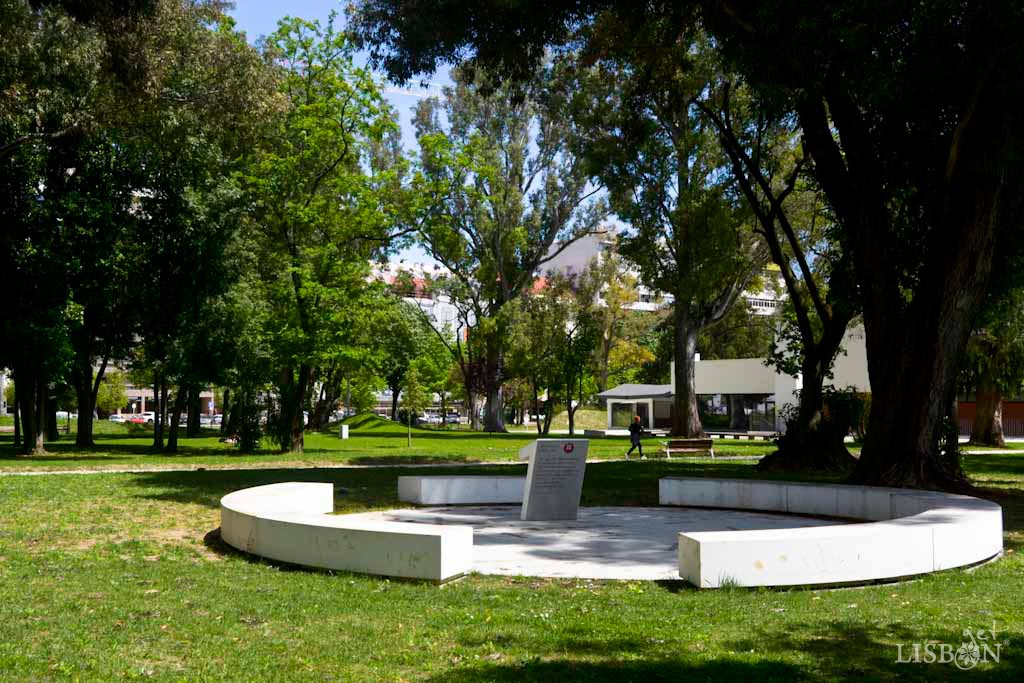 A memorial inaugurated on April 25, 2018 to Mário Soares (1924-2017), an important Portuguese political figure that lived and strolled around here throughout his entire life.