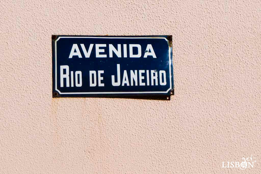 Toponymic plaque of Rio de Janeiro Avenue. The metal dark-blue with white letters plaques that can be seen along this avenue are a tribute to the city of Rio de Janeiro where the model used for toponymic plaques is the same.