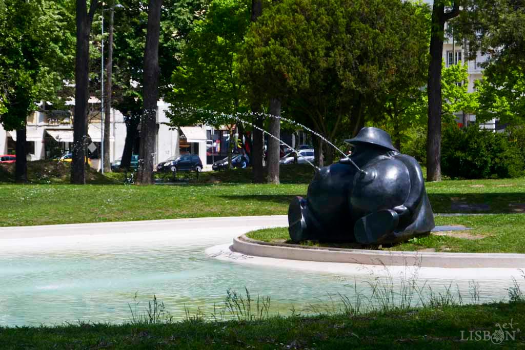  This bronze sculpture called “the childhood” from 1992 is from the artist and cartoonist Samuel Torres de Carvalho (1924-1993), known as Sam. This is a large inflated personality that appears to be a 3D caricature, half man half woman, with a big nose and enormous breasts that pour water to a lake.