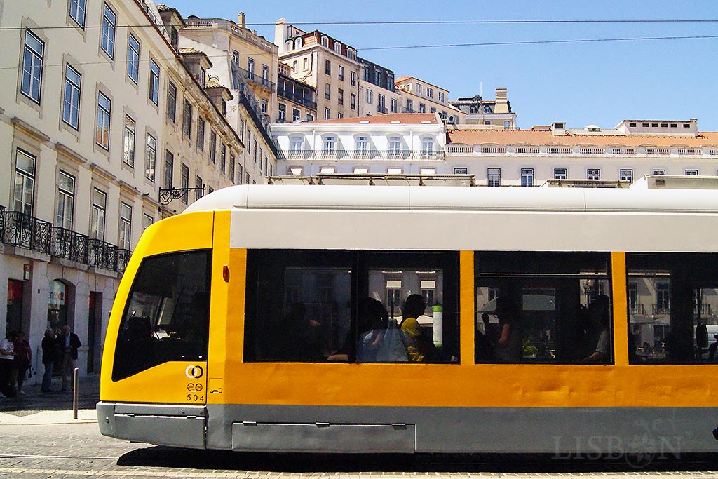 Tram 15, Município Square. No change was as radical as the introduction in the 90s of the modern articulated trams that cross the marginal, our coastal road.