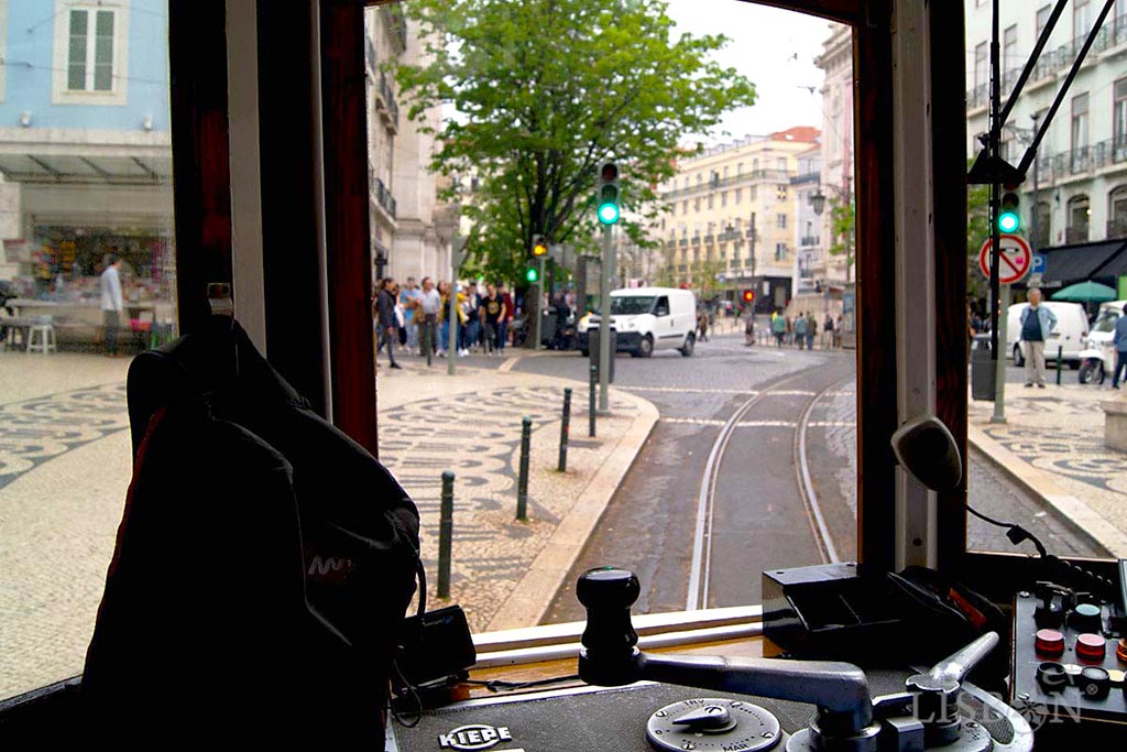 Tram 28, Chiado Square. The popular expression “Ir a Nove” (directly translated to going at nine) means moving really fast, in 9th gear, the equivalent to the maximum speed of a tram.