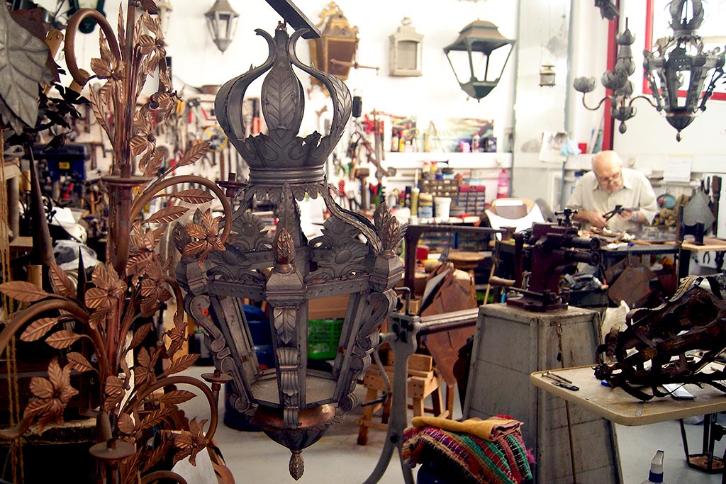 Since 2017 that the Maciel Tinsmith Shop has a permanent workshop in the restored Mercado Ofícios do Bairro Alto (MOBA) and a shop in Rua da Boavista no.6.