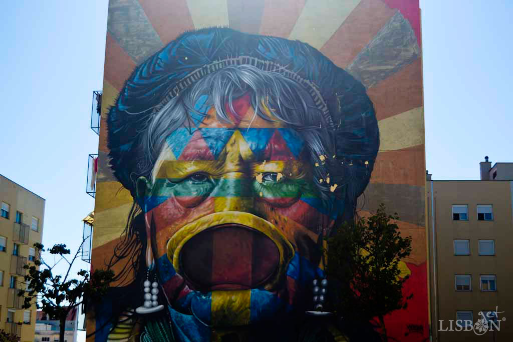 Retrato do líder indígena brasileiro Raoni Metuktire, do artista brasileiro Kobra, na Quinta do Marquês de Abrantes em Marvila.