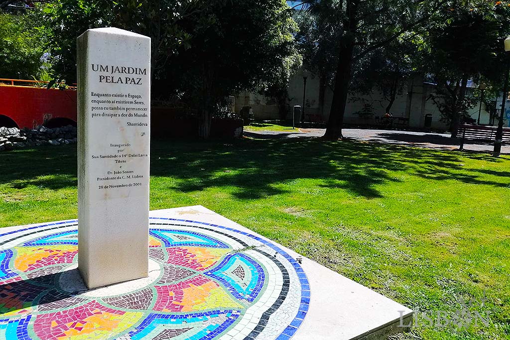 In 2001, in Jardim da Paz (Peace Garden) was erected the landmark Um Jardim Pela Paz (A Garden for Peace). This consists of a stone obelisk, implanted in the centre of a colourful mosaic mandala, which reads: “For as long as space endures and for as long as living beings remain, until then may I too abide to dispel the misery of the world.” Shantideva (Indian philosopher from the 8th century).