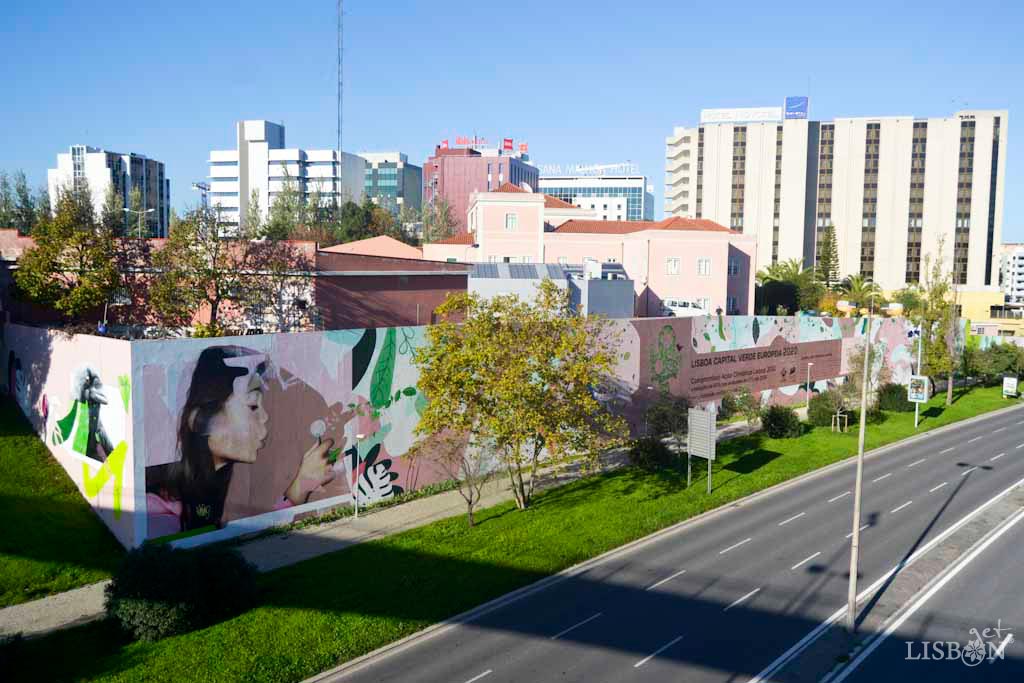 Mural do Compromisso: Numa área de 1000m2, Smile, em colaboração com a Fábrica Viúva Lamego, juntou graffiti e azulejos. Pintou animais, plantas, flores e uma menina a soprar uma dente-de-leão que simboliza o início da mudança, tendo em conta os objectivos climáticos.