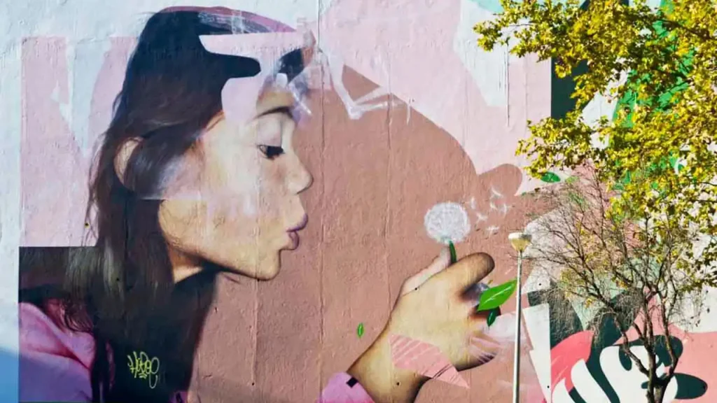 Causas e Manifestos em Arte Urbana de Lisboa. Mural do Compromisso da autoria do artista urbano Smile.