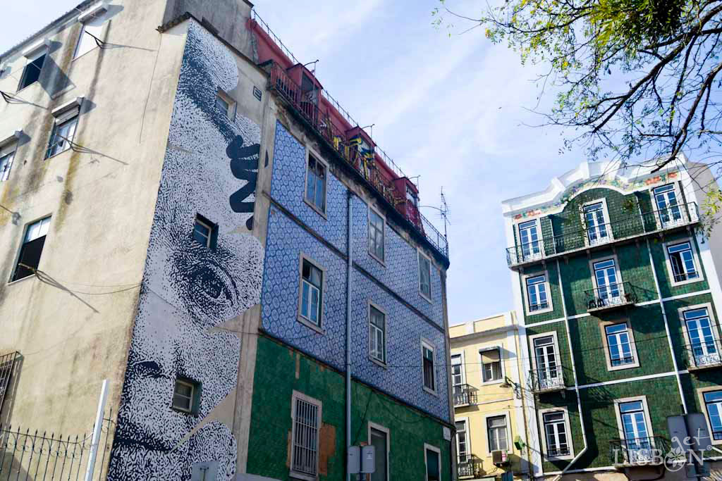 Women in the Urban Art of Graça Neighbourhood: In Rua Josefa de Óbidos we can admire the painting by stencil artist Daniel Eime. It is a tribute that the Portuguese artist chose to pay to the remarkable writer Sophia de Mello Breyner Andresen.