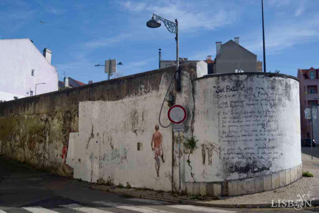 In Arco da Travessa do Monte and Travessa do Monte you can still see traces of the mural entitled The Poetesses, produced by Mariana Dias Coutinho. To the portraits of the four poets that the artist painted, combining her distinctive style with the physical characteristics of each of the writers, the poem Ser Poeta by Florbela Espanca, written on a white background, was associated.