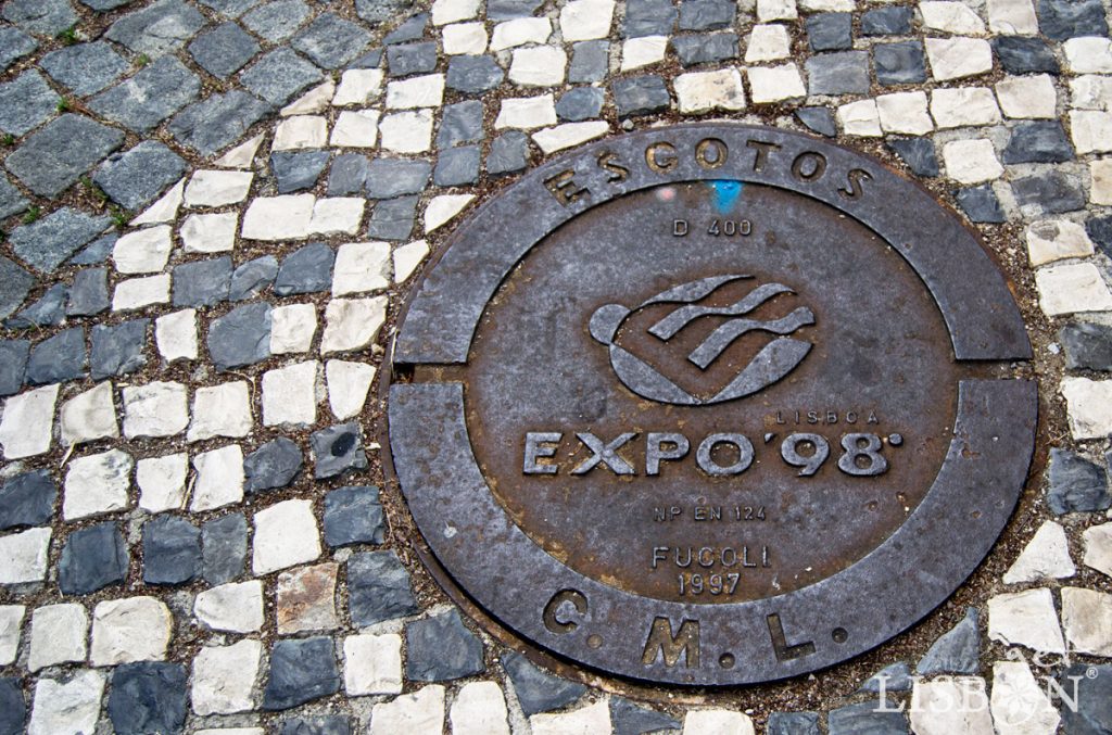Tampa de infra-estuturas no Parque das Nações com o logotipo da Exposição Mundial de 98