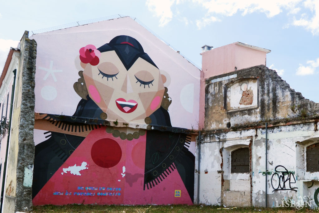 Mural dedicado ao fado “Nem Às Paredes Confesso” de Catarina Glam