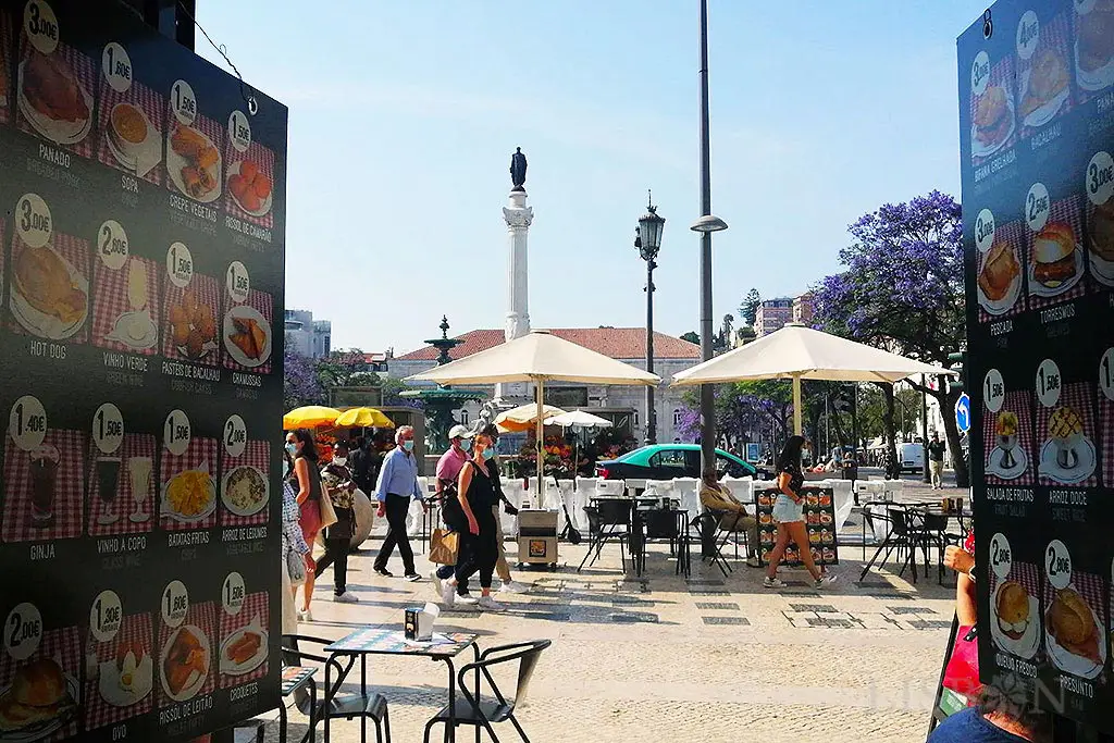 Uma esplanada em pleno Rossio, onde pode desfrutar, a preços acessíveis, de sabores tão antigos e tradicionais de Lisboa