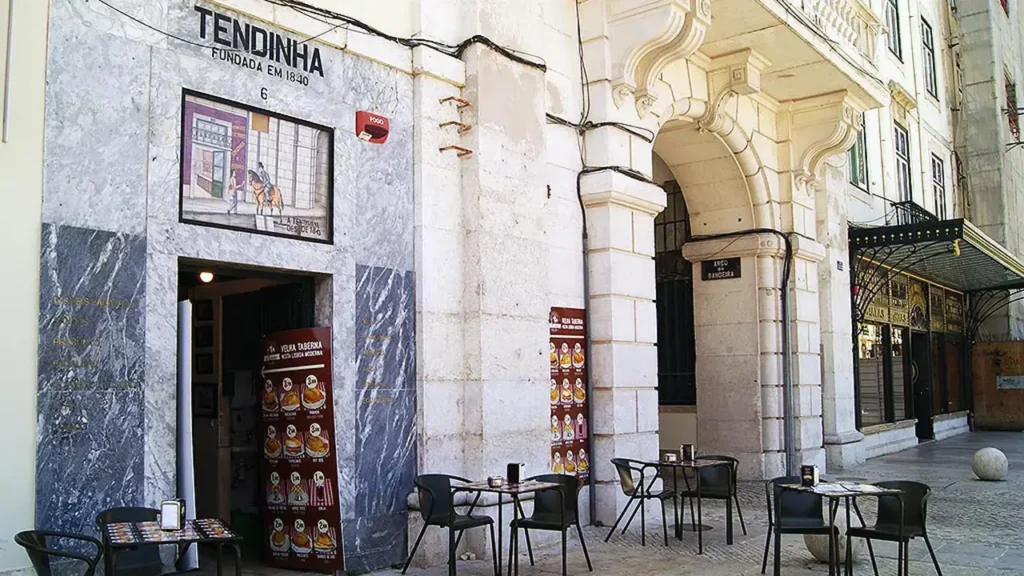 Esplanada da Tendinha em pleno Rossio, onde pode desfrutar, a preços acessíveis, de sabores tão antigos e tradicionais de Lisboa