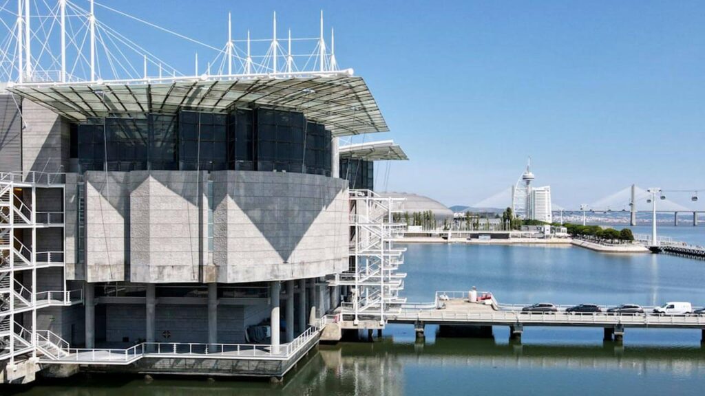 Oceanário de Lisboa: construído sobre a Doca dos Olivais, rodeado de água, alberga um tanque central e quatro outros separados entre eles por painéis acrílicos, dando a sensação de que se trata de um único aquário.
