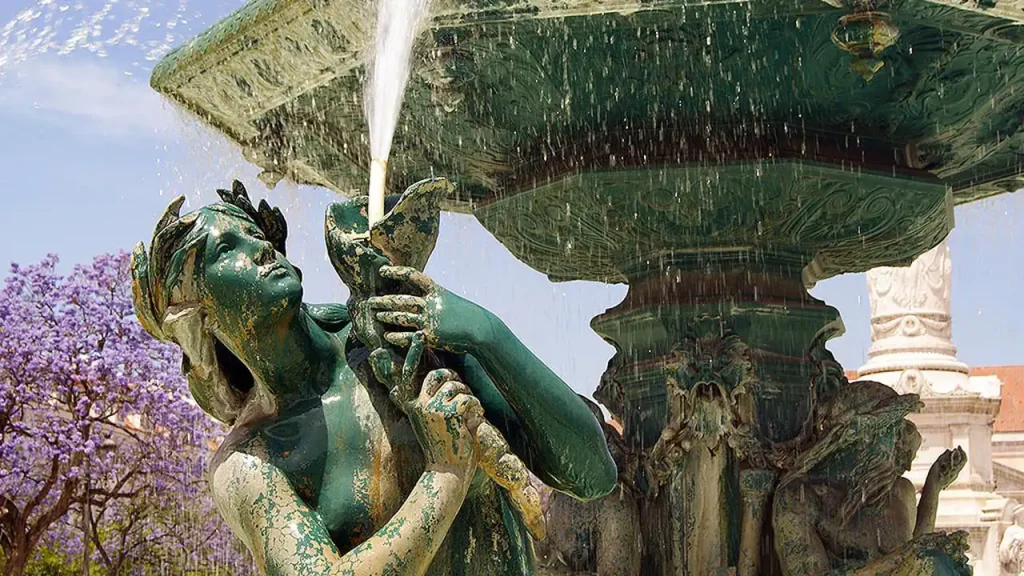 As Fontes Monumentais do Rossio; pormenor de uma das quatro sereias