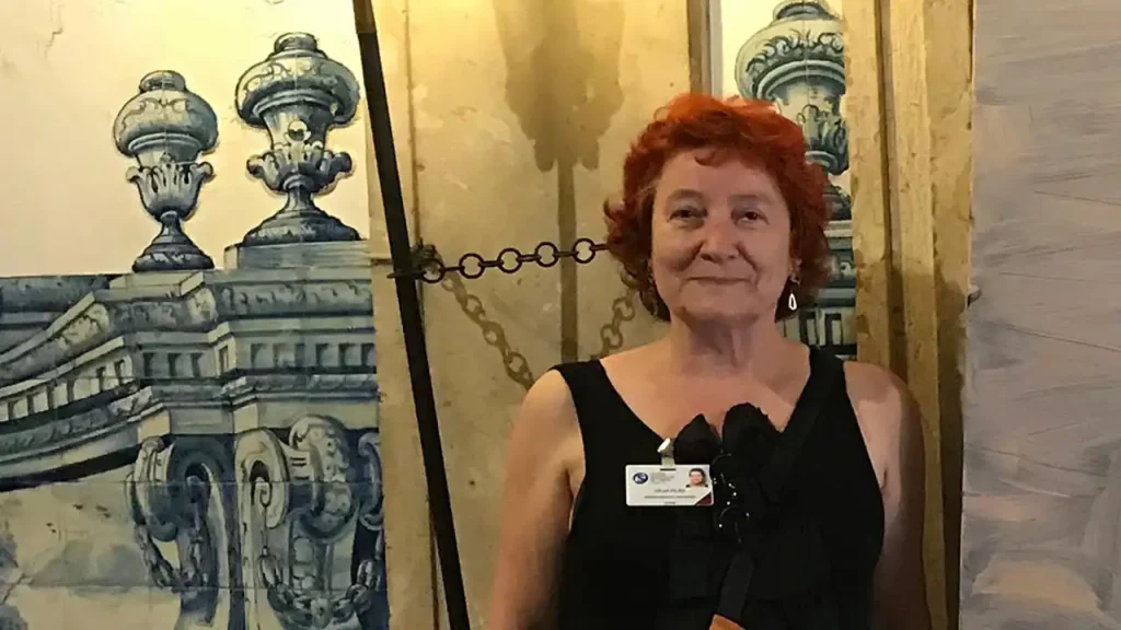 Em Lisboa em Nós de Célia Pilão oferece-nos um inquietante roteiro que passa pelos lugares mais emblemáticos da cidade onde se cruza com personalidades de vários tempos.