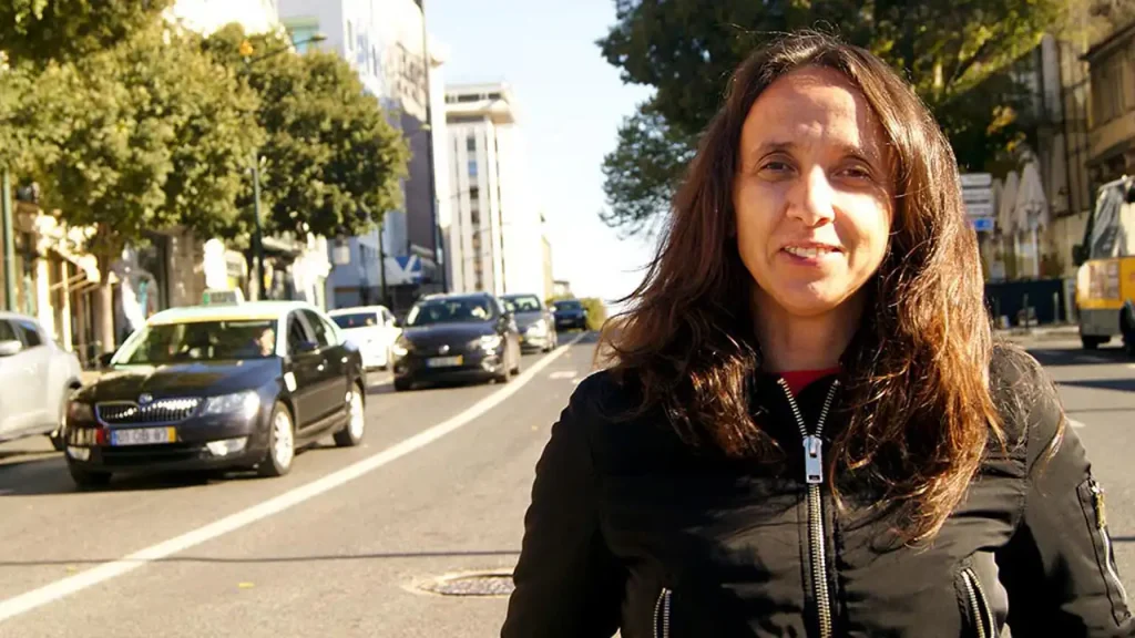 Em Lisboa em Nós de Luísa Coelho conta-nos a sua experiência de adaptação à cidade, as suas particularidades e o seu permanente apelo à terra.