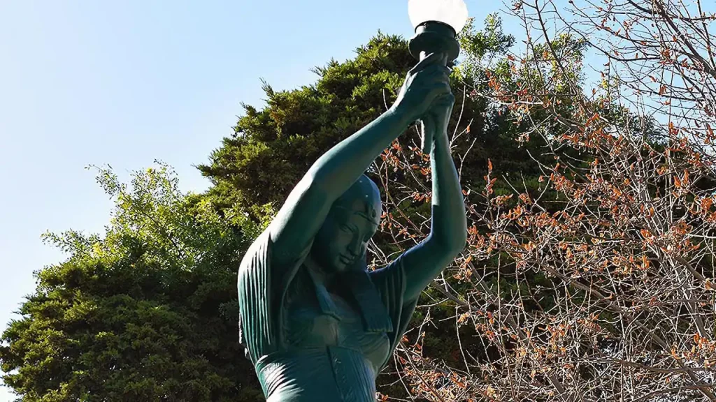 A egípcia do Jardim do Torel é um belo trabalho da autoria do escultor francês Mathurin Moreau (1822-1912)