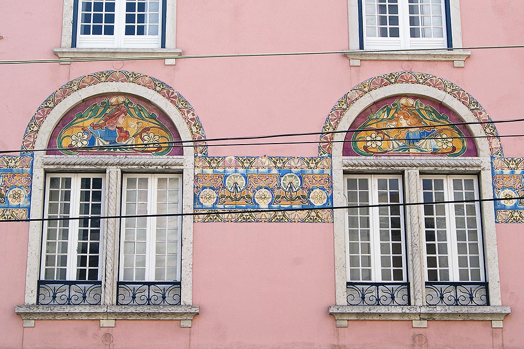 Art Nouveau Tiles in Lisbon: Tiles panel in Rua da Junqueira, nº225