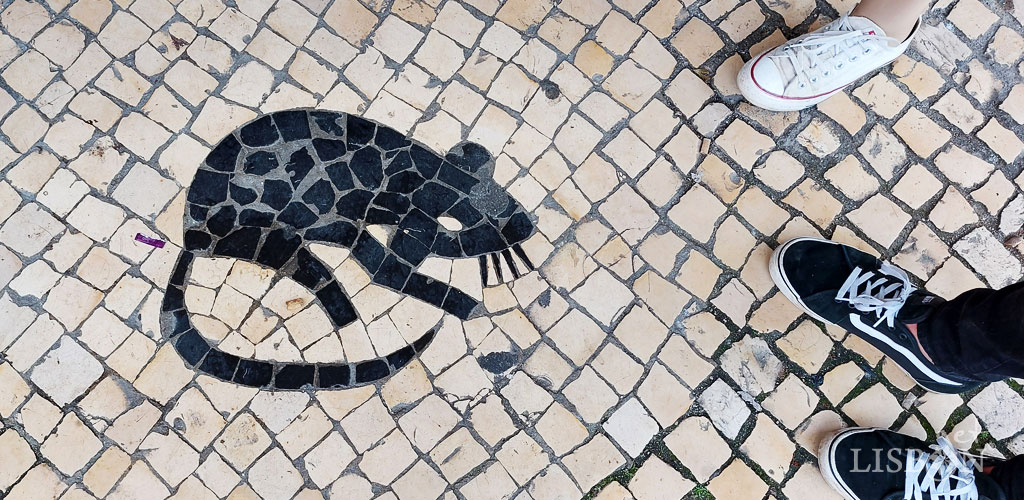 Animals and fantastic creatures in the Portuguese pavement: a mouse in Portuguese pavement, on the pavement on the south side of the Rato Square