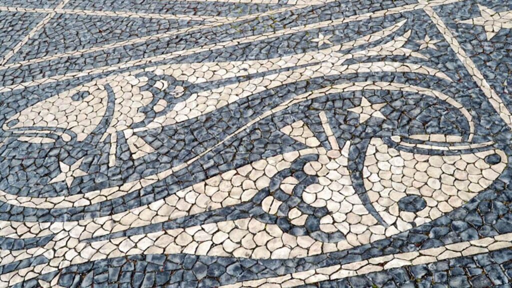 Animais e Seres Fantásticos na Calçada Portuguesa de Lisboa: constelações estelares de Peixes, na Praça do Império