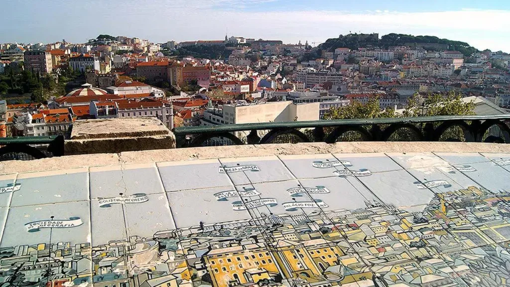 Panorâmicas de Lisboa em azulejo de Fred Kradolfer. Aspecto do painel presente no Miradouro do Jardim de São Pedro de Alcântara de onde se avista a Graça e o Castelo de São Jorge.
