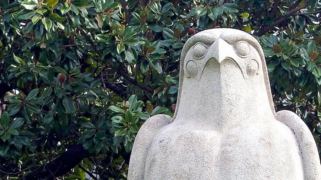 Arte do Antigo Egipto nos Museus de Lisboa. Pormenor do monumento de homenagem a Calouste Gulbenkian da autoria do escultor Leopoldo de Almeida, 1965
