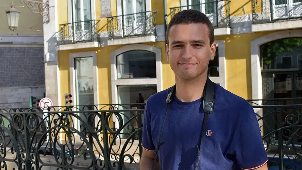Na Lisboa em Nós de Guilherme Blasco ficamos a conhecer um jovem arquitecto apaixonado por esta cidade que o viu nascer e crescer.