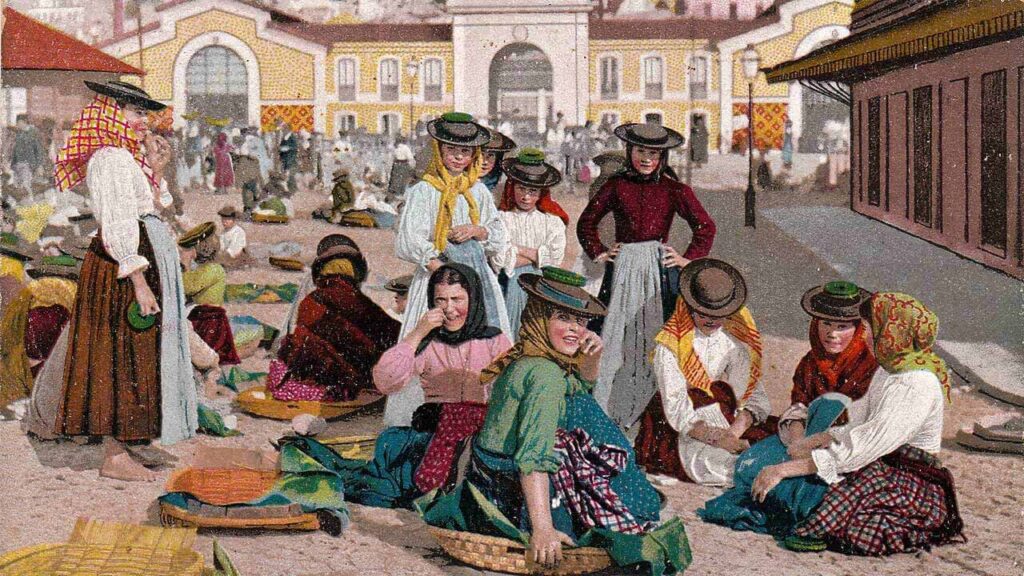 Bilhete postal que ilustra varinas de Lisboa com o seu peculiar traje.