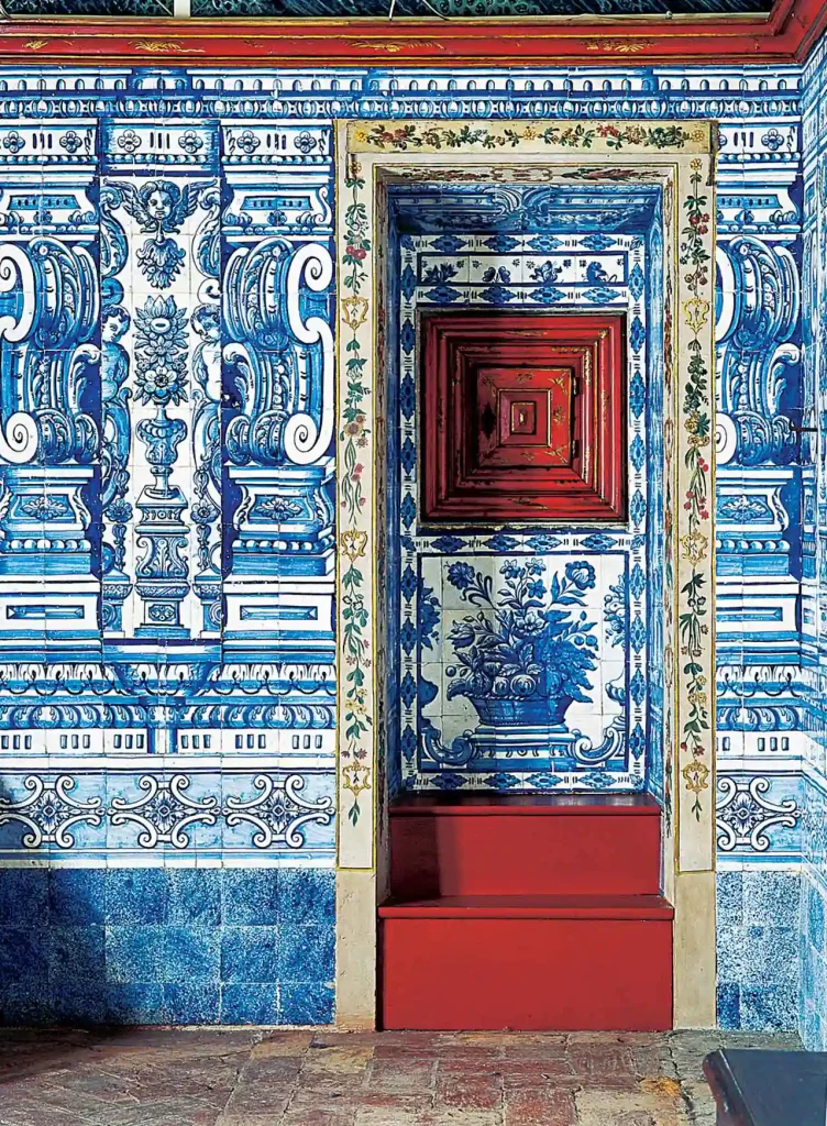 Comungatório com decoração de pintura e azulejos portugueses no Convento dos Cardaes